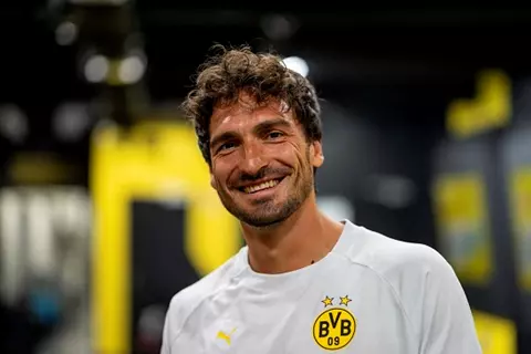 وسط هتافات جماهير دورتموند.. هوملز يودع الملاعب للمرة الأخيرة (صور)